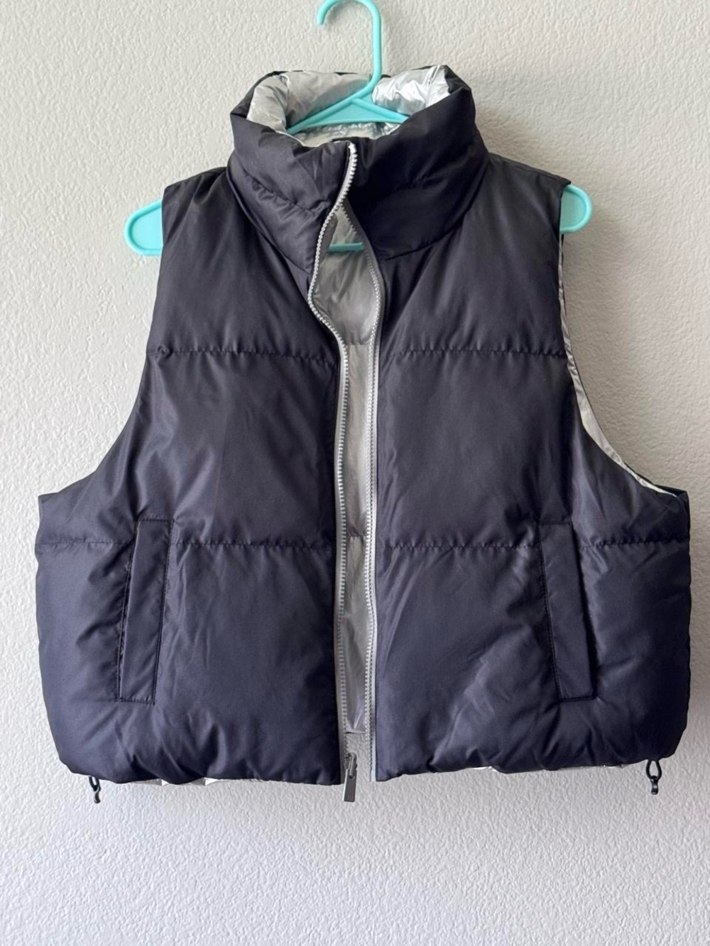 All in Motion Reversible Puffer Vest Women’s Medium Black Metallic Silver